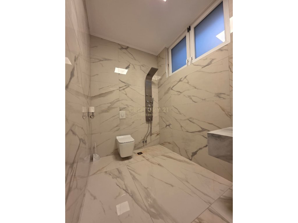 Villa for sale in Liqeni e Farkes