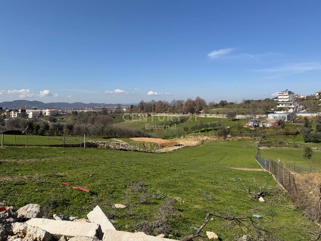 Plot for Sale, Farke e Madhe