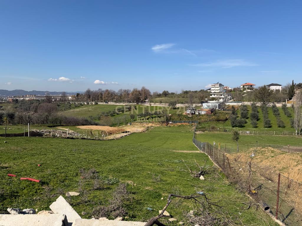 Plot for Sale, Farke e Madhe