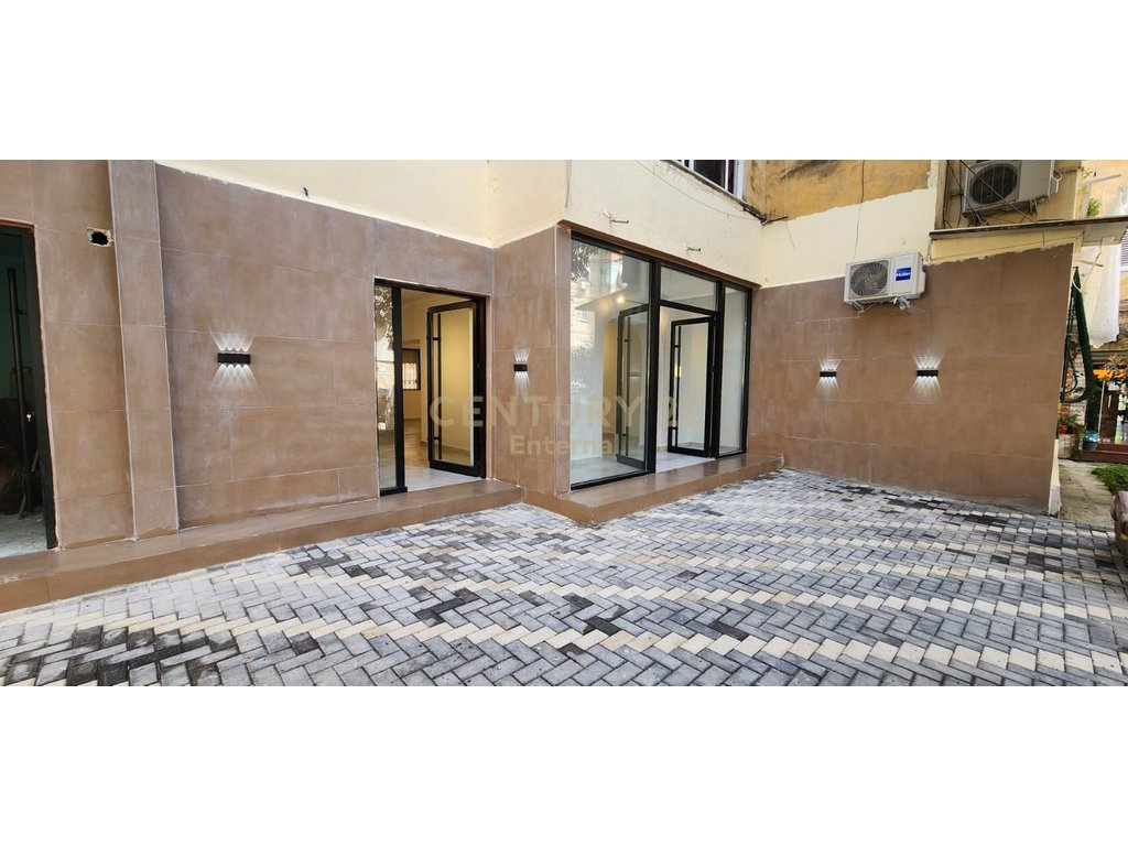Xhamllik - Shop for rent on ground floor 80m2