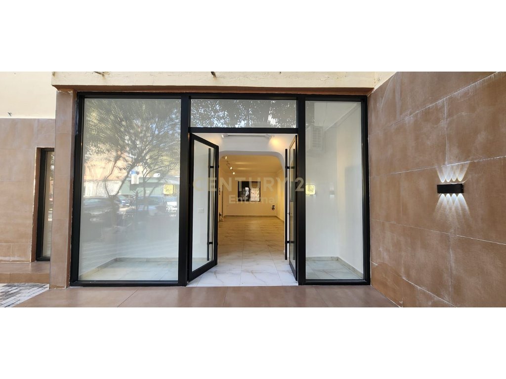 Xhamllik - Shop for rent on ground floor 80m2