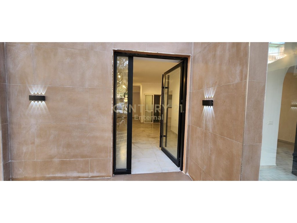 Xhamllik - Shop for rent on ground floor 80m2