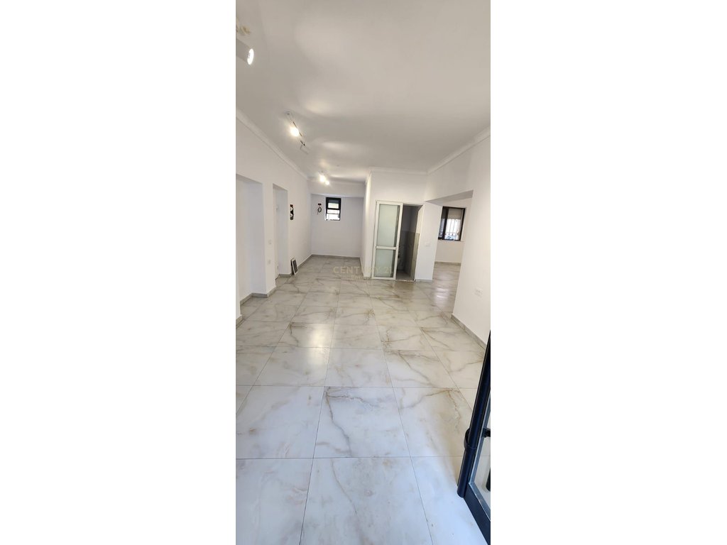 Xhamllik - Shop for rent on ground floor 80m2