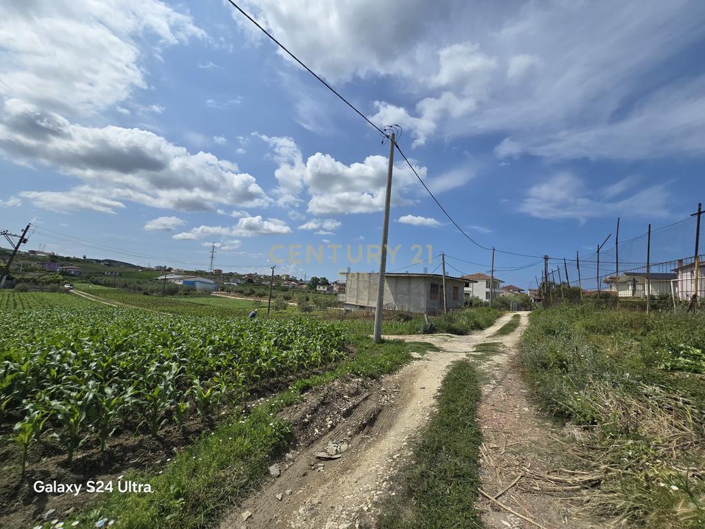 Land for sale in Golem, 490m2!