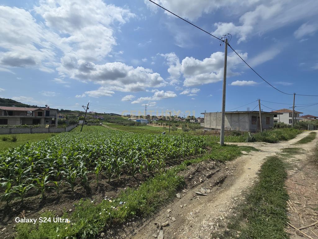 Land for sale in Golem, 490m2!
