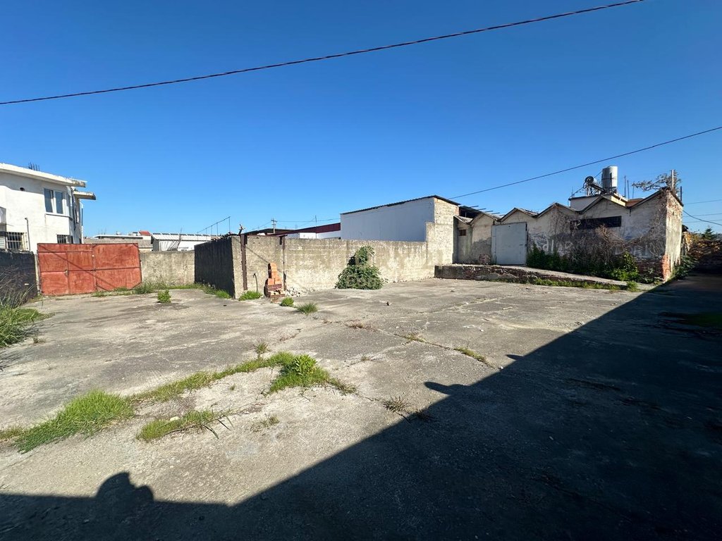 SALE 456M2 LAND + 125m2 BUILDING IN THE AREA OF THE HOSPITAL NEAR THE FORMER BUS PARK, DURRES!