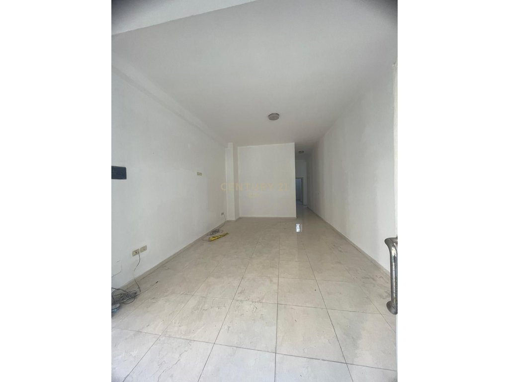 Shop For Sale in Neighborhood No.17, Durrës - 120000€ | 100 m²