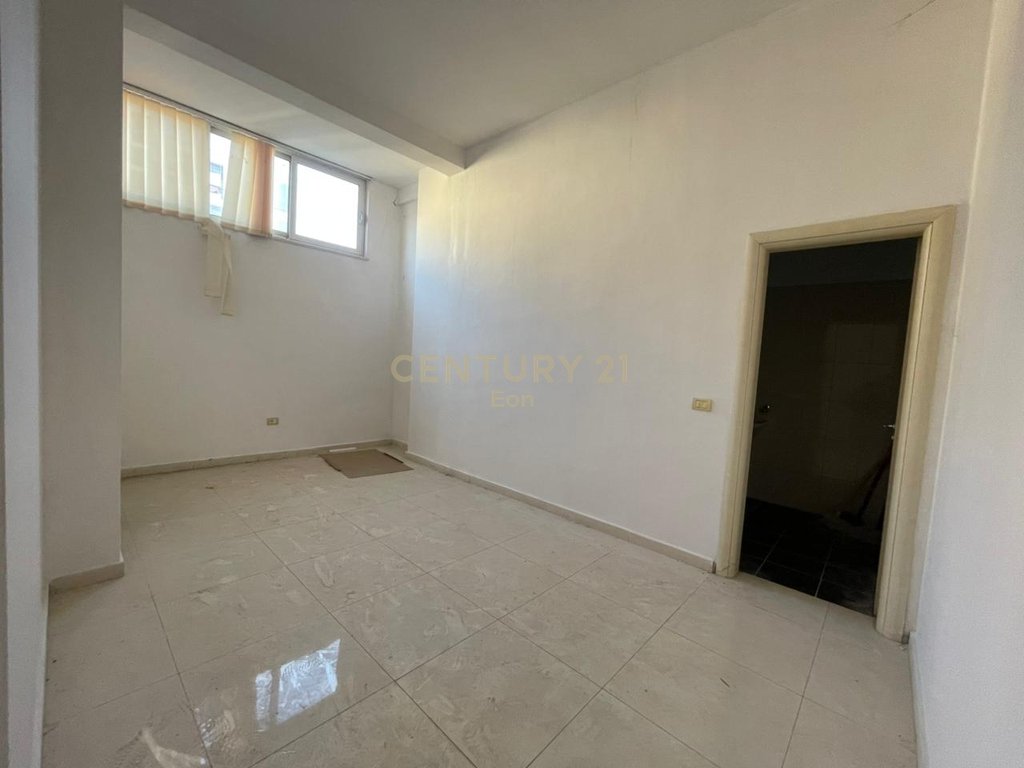 Shop For Sale in Neighborhood No.17, Durrës - 120000€ | 100 m²