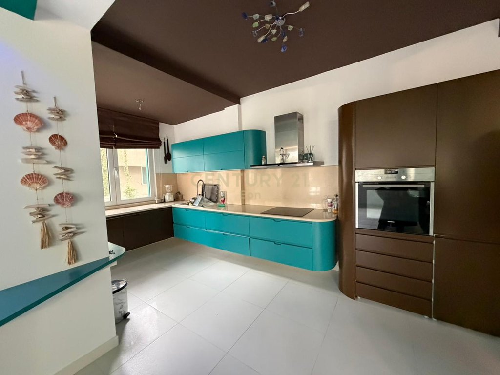 3-Story Villa For Sale in Qerret!