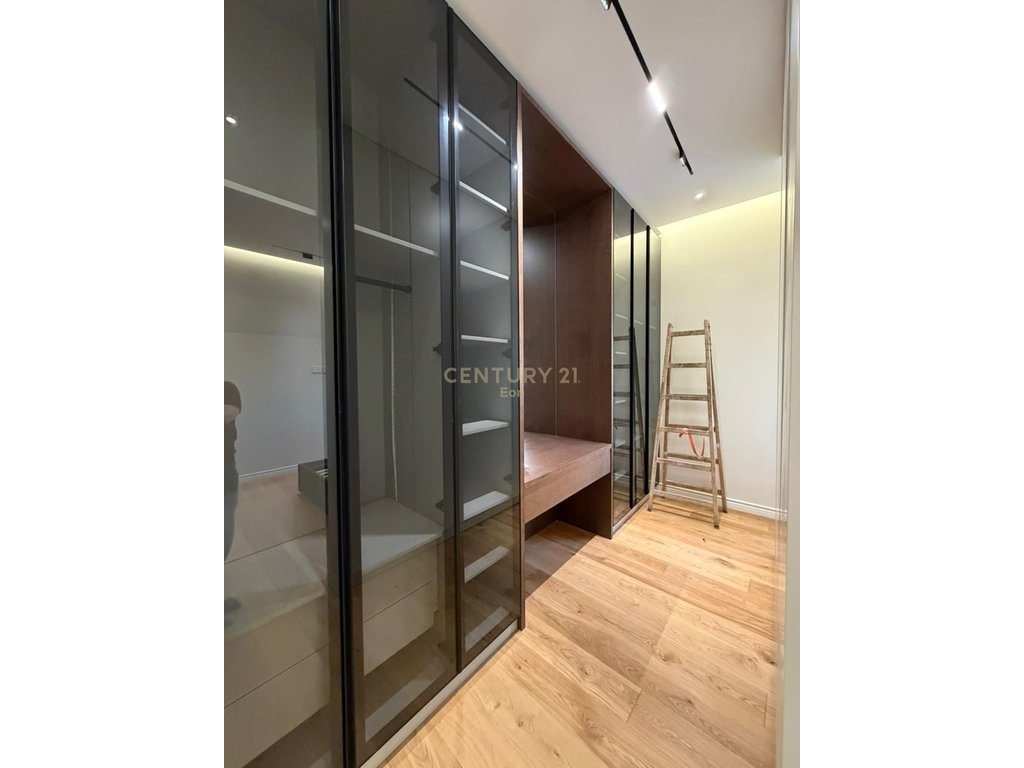 SHITET APARTAMENT 2+1 | 128m² + 148m² VERANDE | NE QENDER TE DURRESIT!
