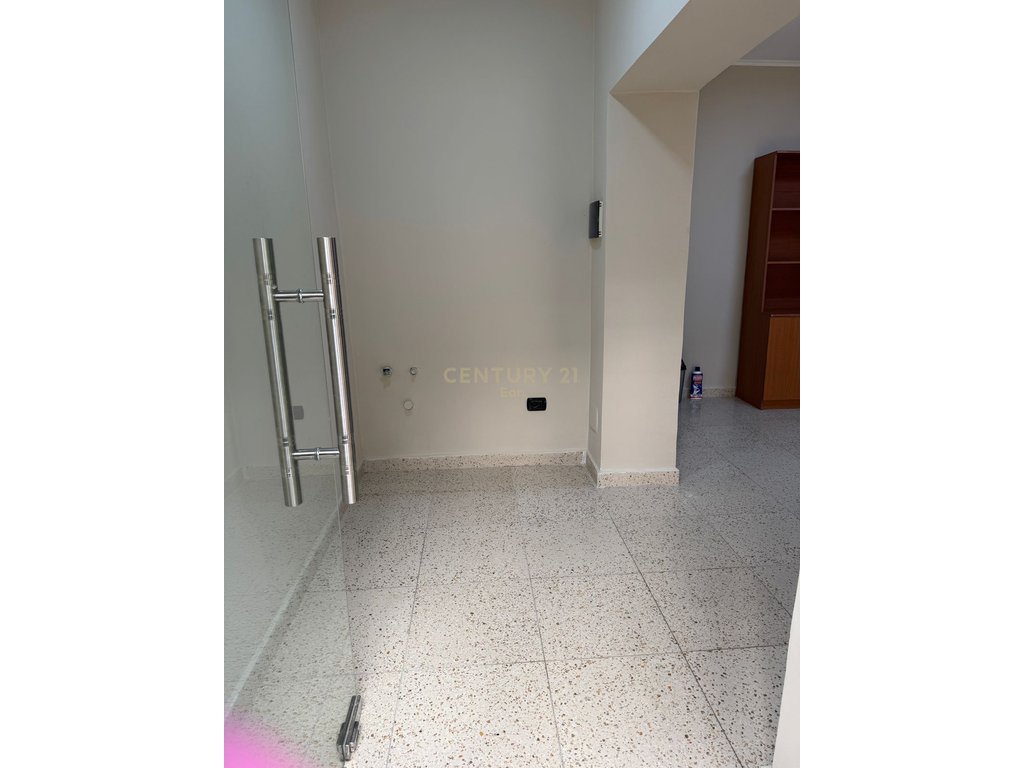 Shop for Rent near the Martyrs' Museum, Durrës!