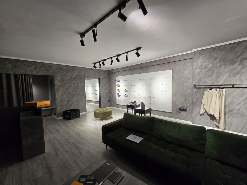 Commercial space for sale near the New Bazaar!