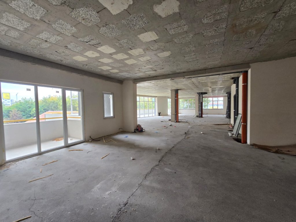 OPPORTUNITY! COMMERCIAL UNIT FOR SALE AT COMPLEX E-88 IN LAPRAKE!