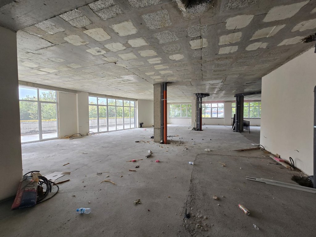 OPPORTUNITY! COMMERCIAL UNIT FOR SALE AT COMPLEX E-88 IN LAPRAKE!