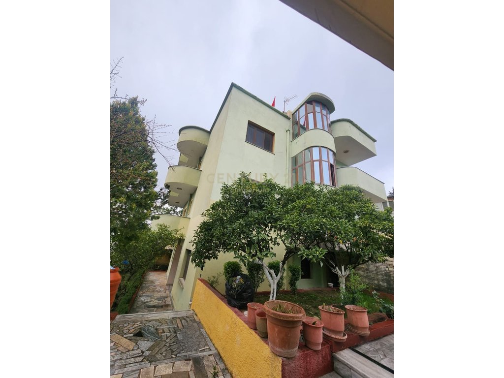 Three-story villa in the Student City area in Tirana - €640,000