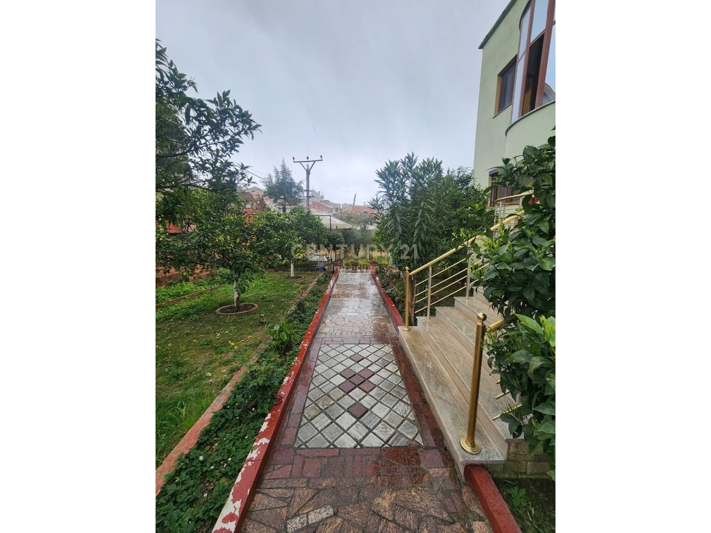 Three-story villa in the Student City area in Tirana - €640,000