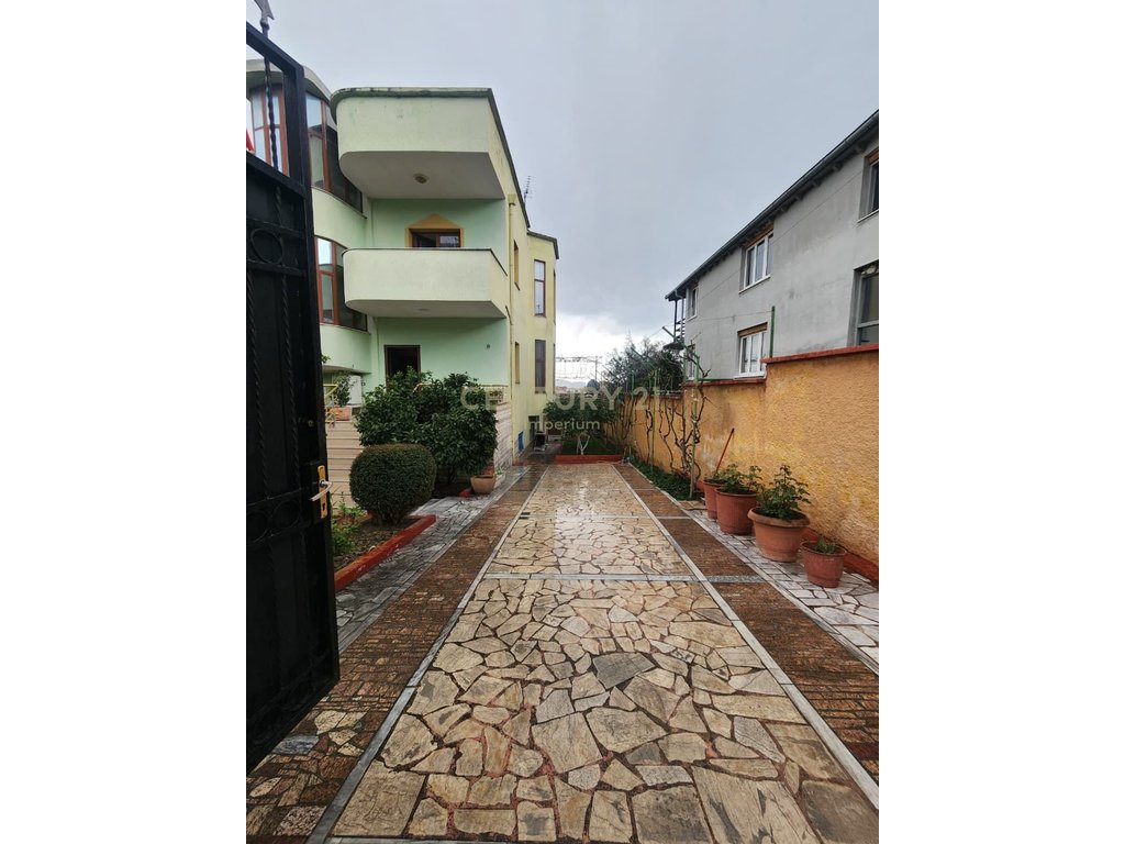 Three-story villa in the Student City area in Tirana - €640,000