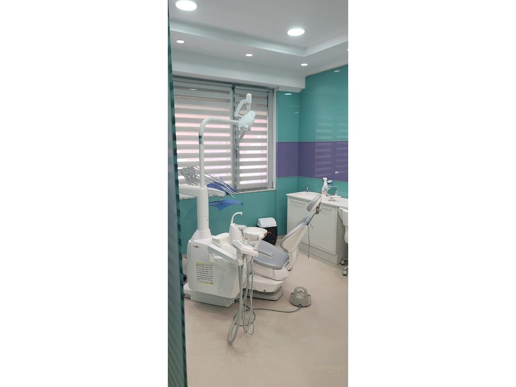 COMMERCIAL ENVIRONMENT ON MANSTIR CONGRESS STREET NEAR "QSUNT" HOSPITAL.