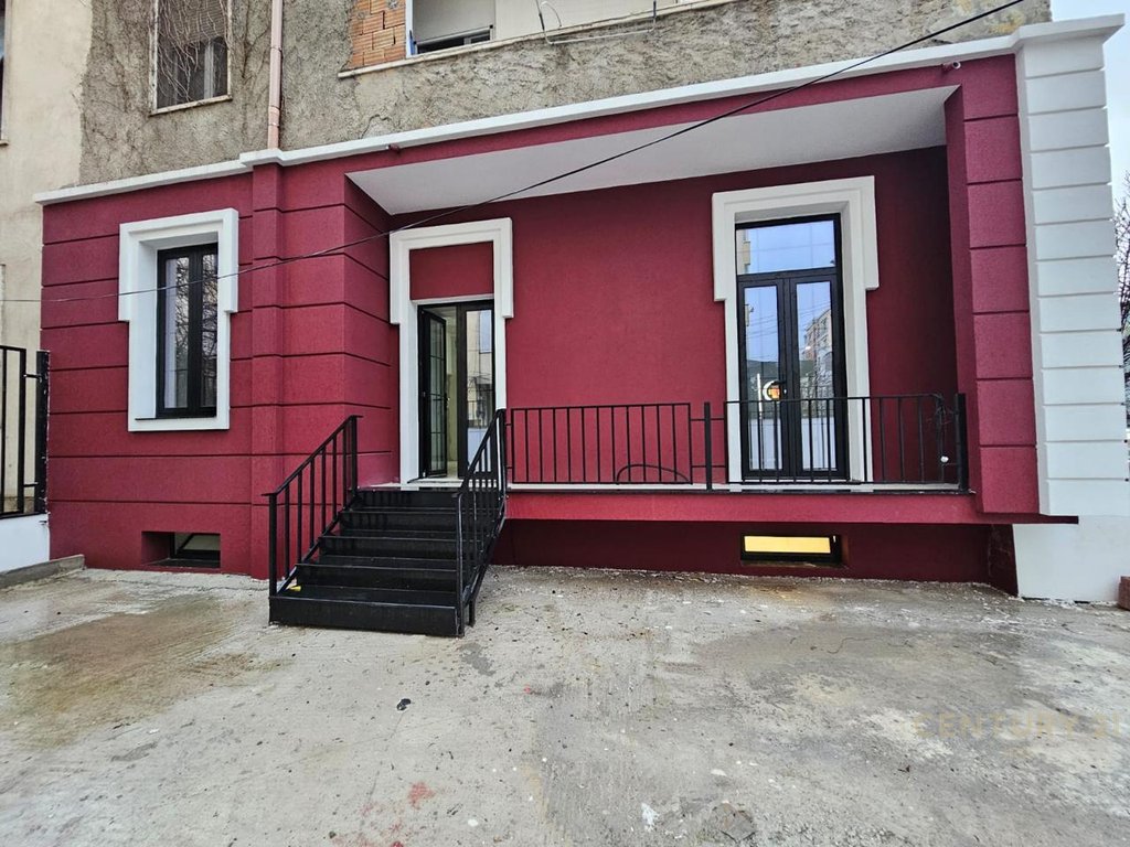 Multifunctional Object 250m2 on Bardhyl Street!