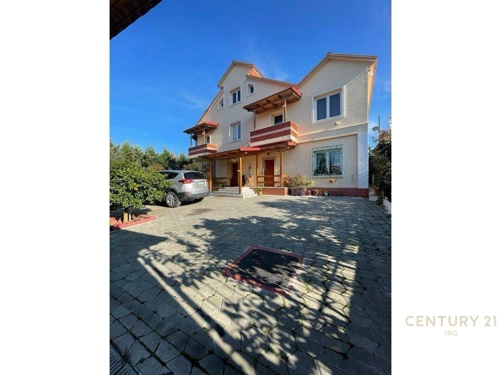 VILLA FOR SALE WITH YARD IN PEZE TE VOGEL!