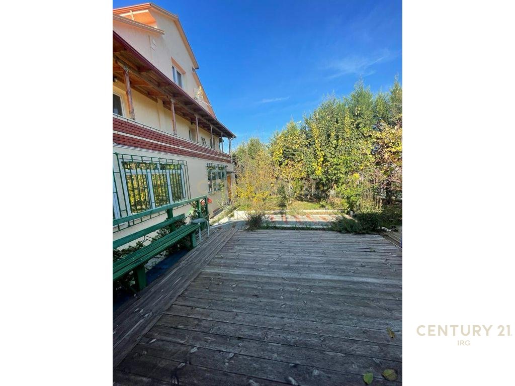 VILLA FOR SALE WITH YARD IN PEZE TE VOGEL!