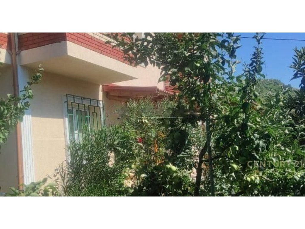 VILLA FOR SALE WITH YARD IN PEZE TE VOGEL!