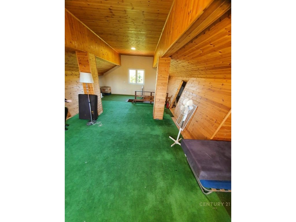 VILLA FOR SALE WITH YARD IN PEZE TE VOGEL!