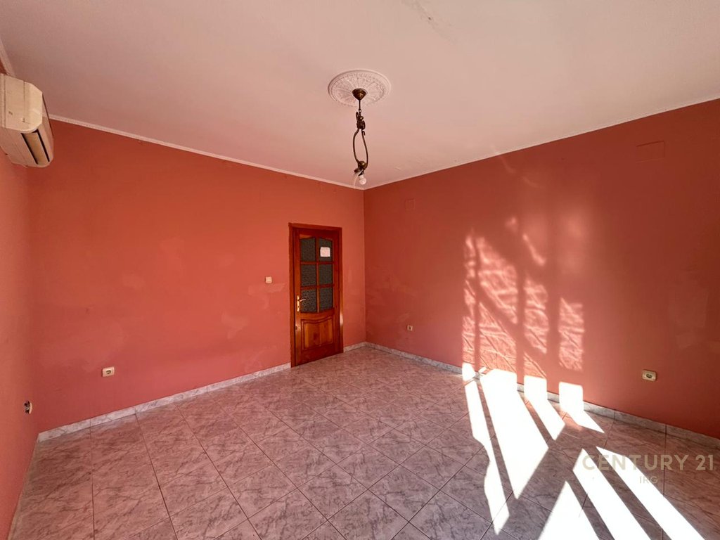 HOUSE FOR SALE IN THE PARIS MUNICIPALITY