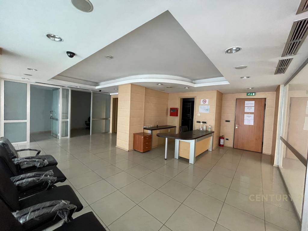 Clinic/Office 300m2 at the overpass of the Commune of Paris