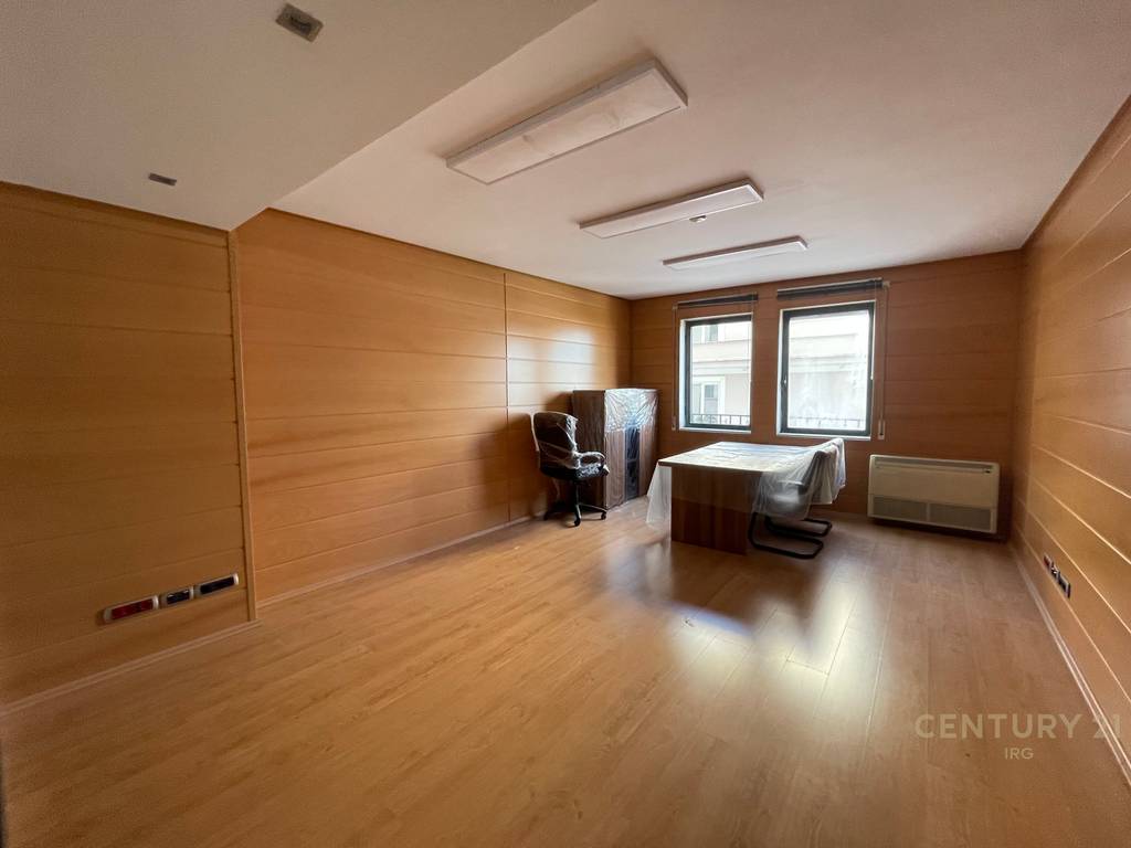 Clinic/Office 300m2 at the overpass of the Commune of Paris