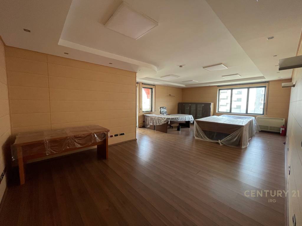 Clinic/Office 300m2 at the overpass of the Commune of Paris