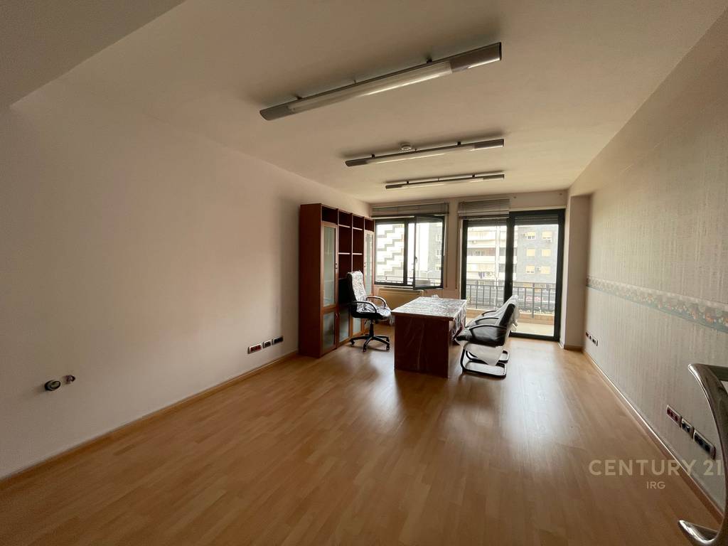 Clinic/Office 300m2 at the overpass of the Commune of Paris