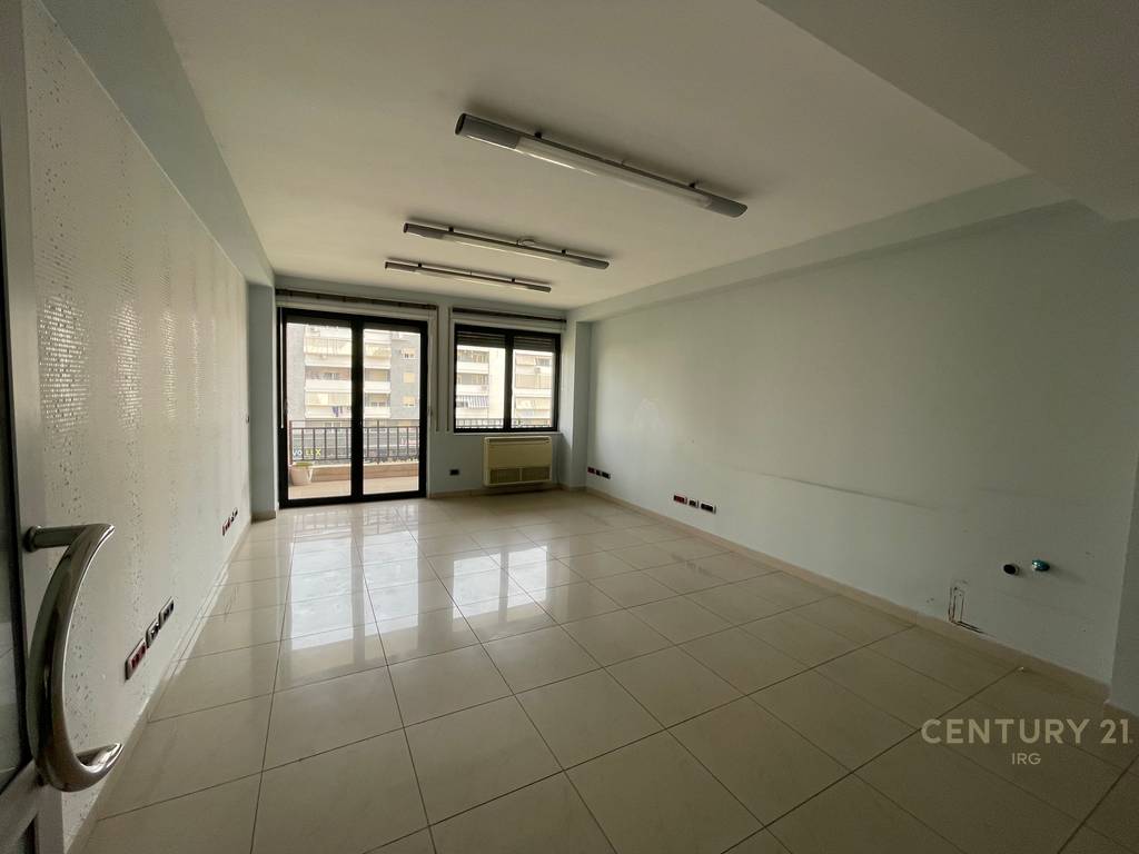 Clinic/Office 300m2 at the overpass of the Commune of Paris
