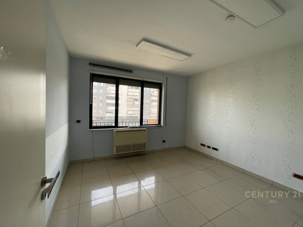 Clinic/Office 300m2 at the overpass of the Commune of Paris