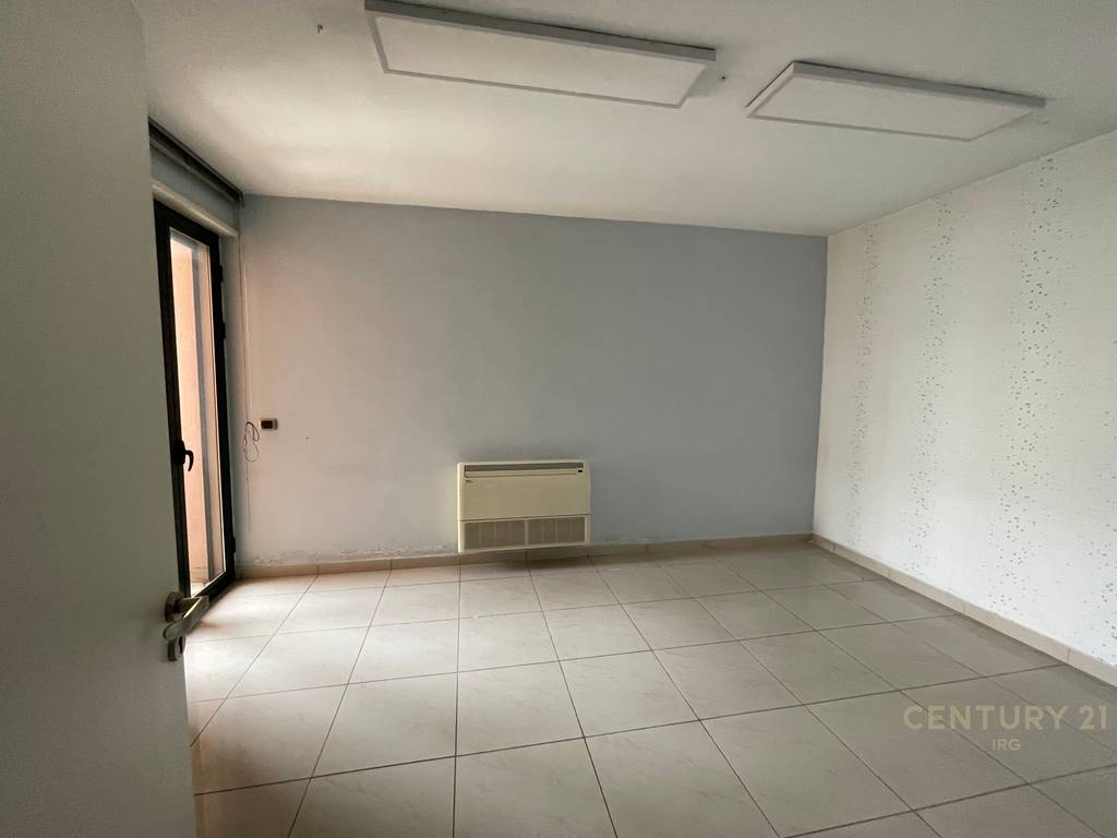 Clinic/Office 300m2 at the overpass of the Commune of Paris