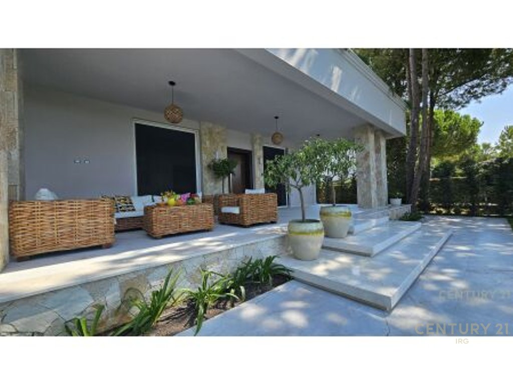 Super villa, first line in the Lura Complex!