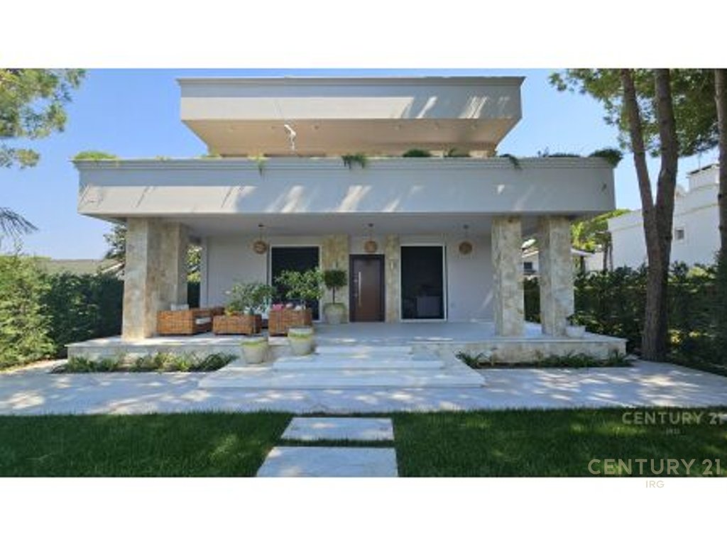 Super villa, first line in the Lura Complex!