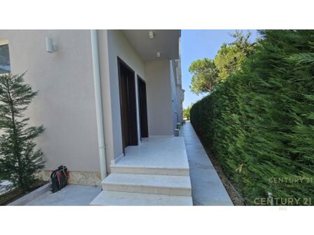 Super villa, first line in the Lura Complex!