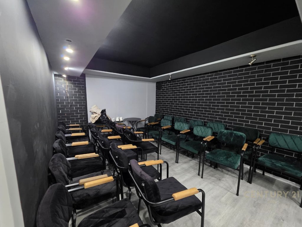 Commercial space offered near the Ballet School, in Municipal Unit No. 2, with a total area of 190 m²