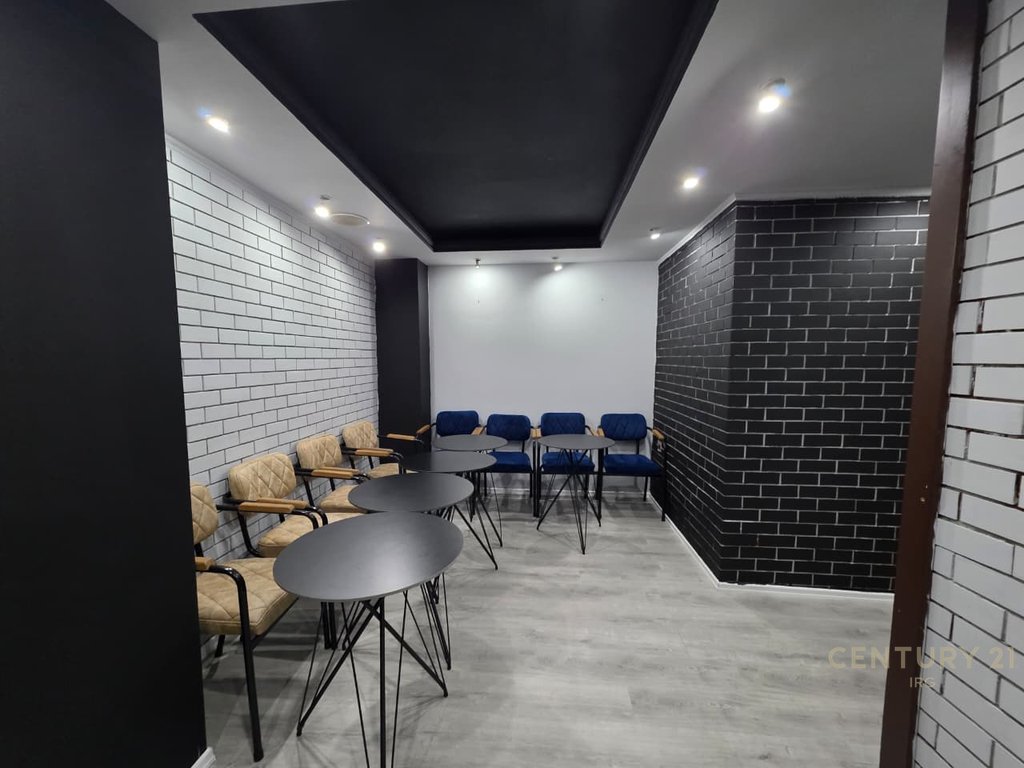 Commercial space offered near the Ballet School, in Municipal Unit No. 2, with a total area of 190 m²