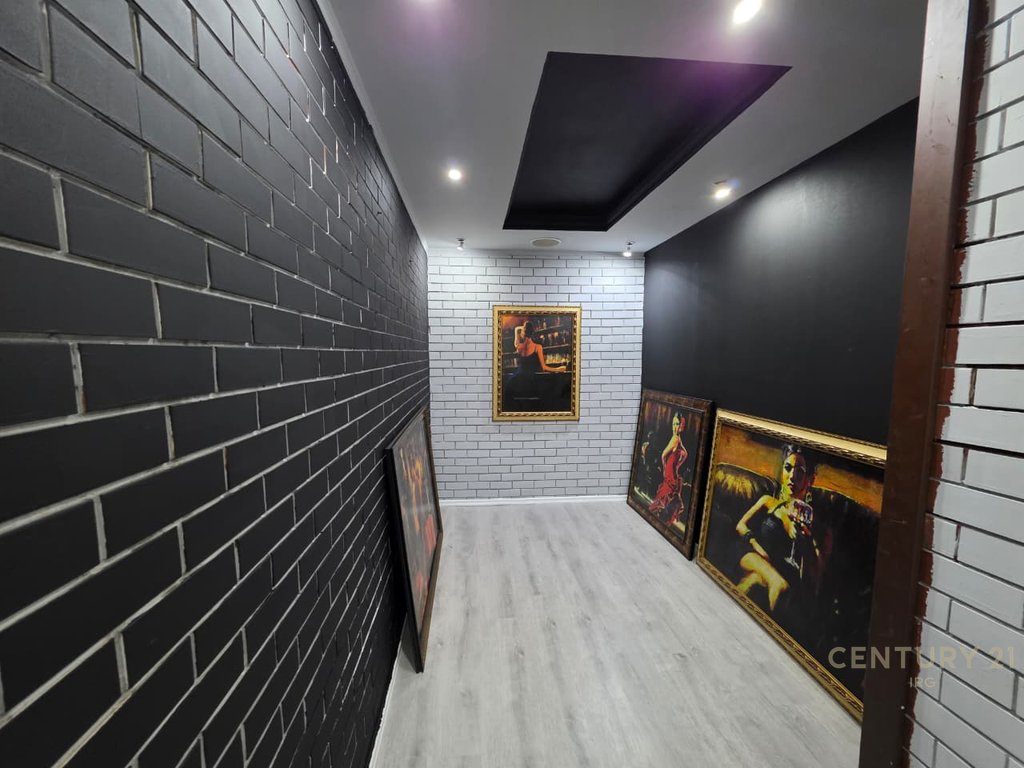 Commercial space offered near the Ballet School, in Municipal Unit No. 2, with a total area of 190 m²