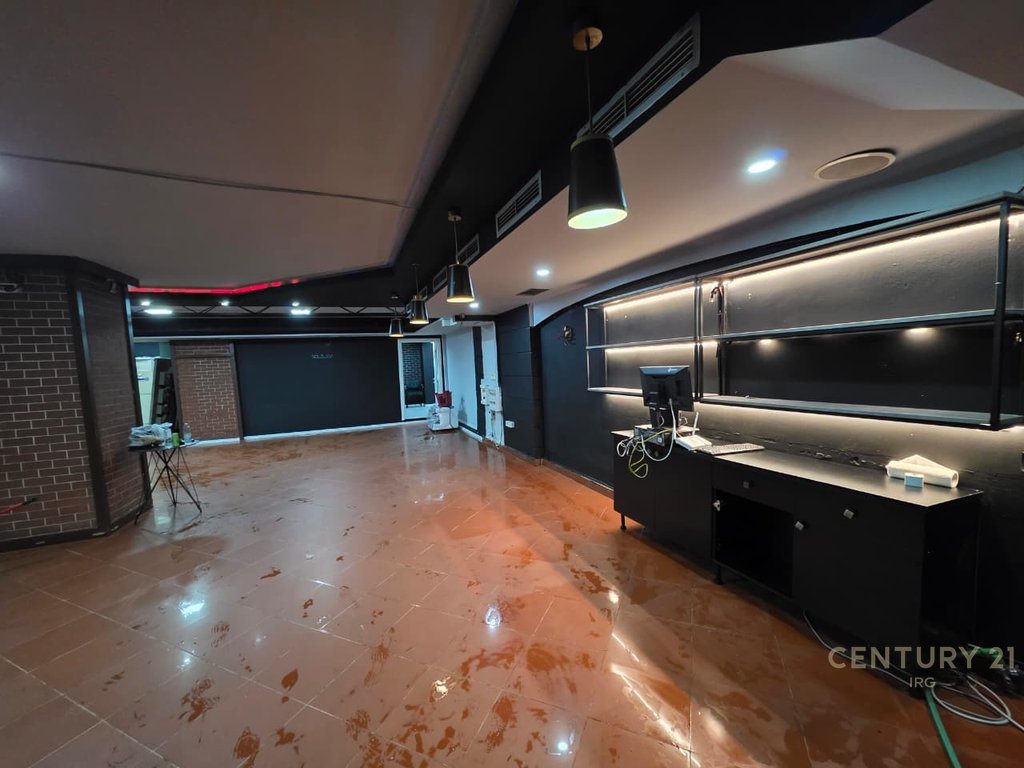 Commercial space offered near the Ballet School, in Municipal Unit No. 2, with a total area of 190 m²