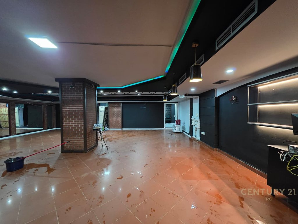 Commercial space offered near the Ballet School, in Municipal Unit No. 2, with a total area of 190 m²