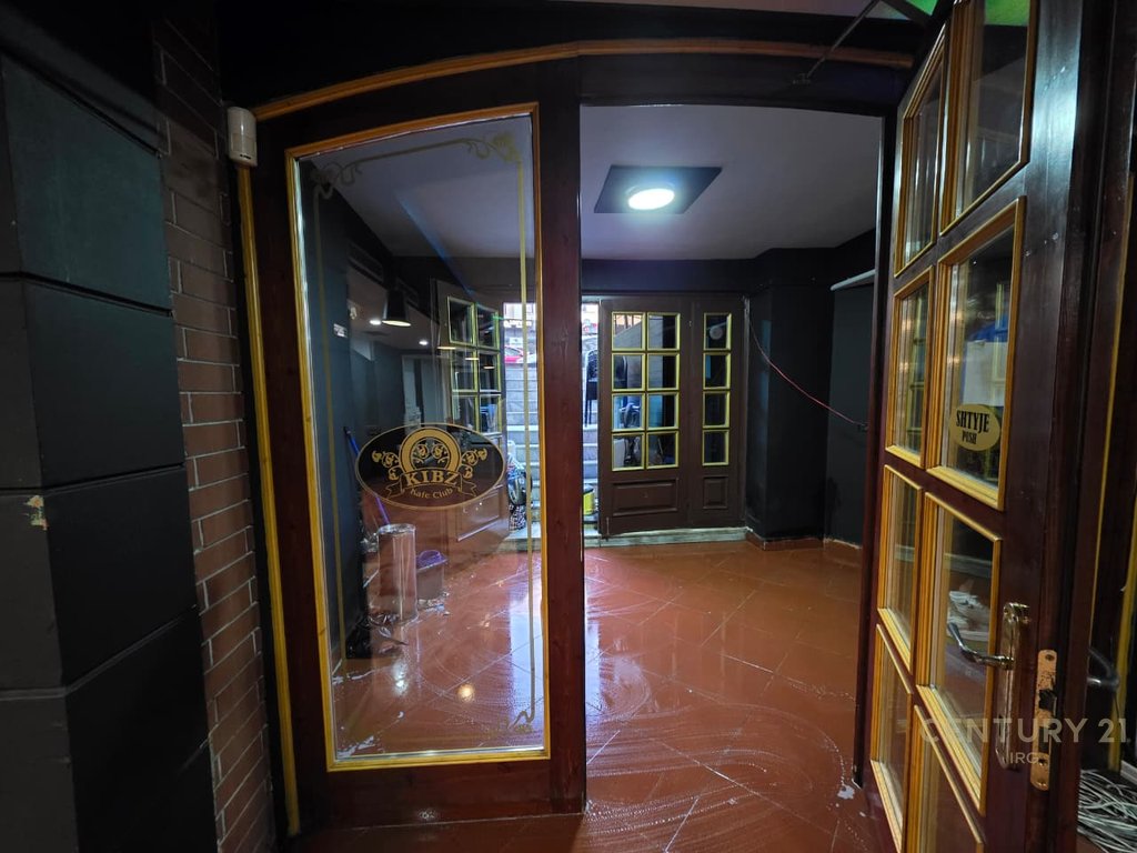 Commercial space offered near the Ballet School, in Municipal Unit No. 2, with a total area of 190 m²
