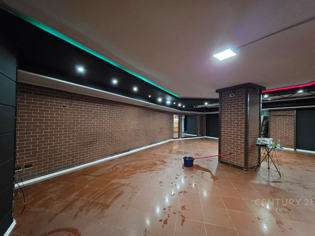 Commercial space offered near the Ballet School, in Municipal Unit No. 2, with a total area of 190 m²