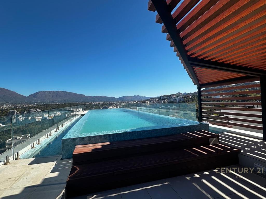 Unique villa with a pool in the Kodra e Diellit 1 Residence