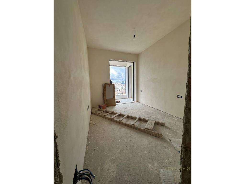 Shitet Apartament 2+1 te Fusha e Ali Demit!