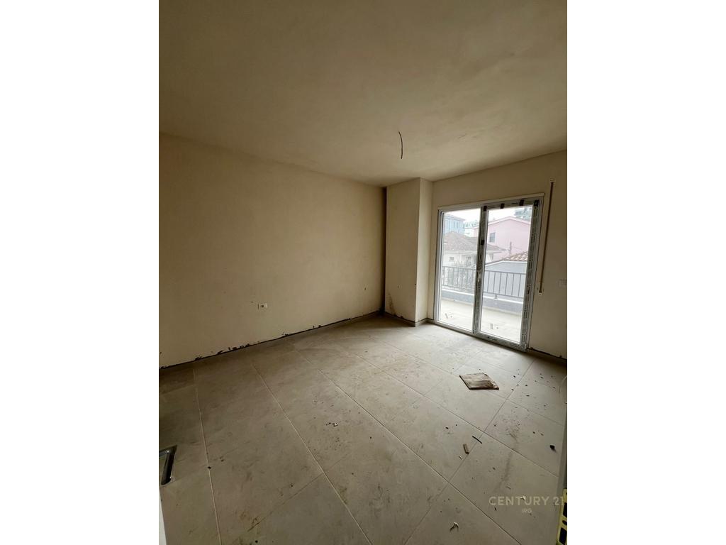 APARTAMENT 2+1 PER SHITJE / 5 MAJ