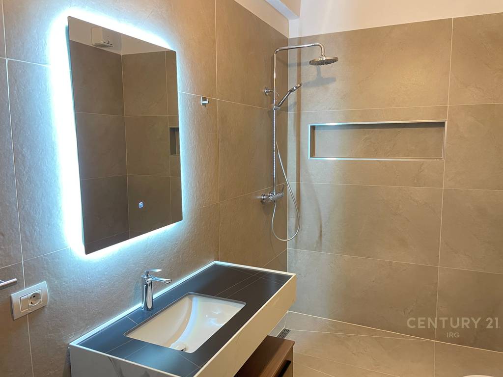 JEPET APARTAMENT ME QIRA NË XHAMLLIK