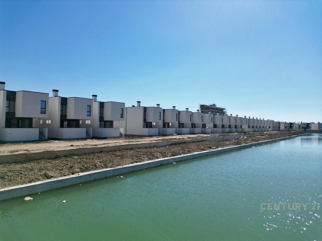 VILLA IN TURQUOISE MARINA!